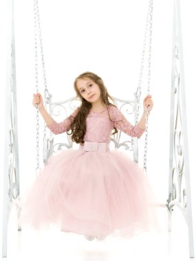 Zarif Metal Salıncağında Oturan Güzel Genç Kız