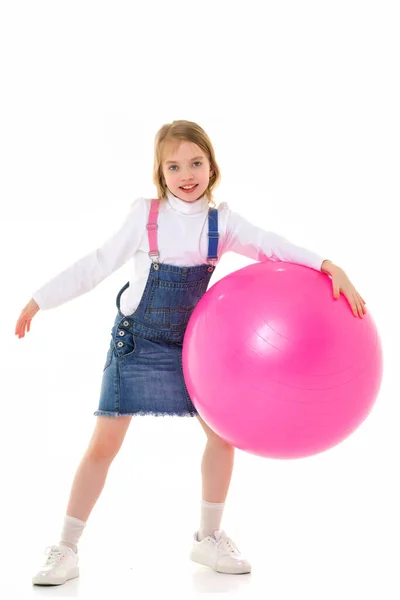 Kleines Mädchen spielt mit großem Ball für Fitness — Stockfoto