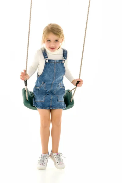 Pleine longueur plan de mignon heureux fille assis sur corde balançoire — Photo