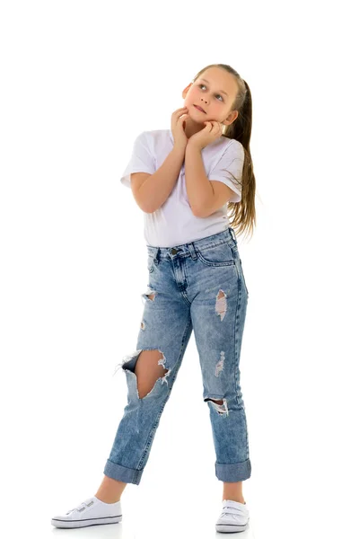 Hermosa chica adolescente en jeans con agujeros. — Foto de Stock