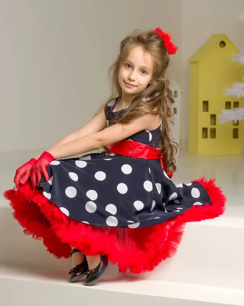 Encantadora chica coqueta posando en vestido de moda retro en el estudio — Foto de Stock