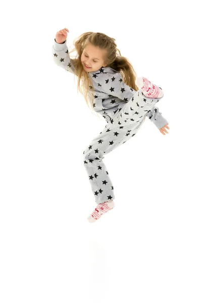 La niña está saltando fun.The concepto de un buen estado de ánimo, vacaciones de verano. —  Fotos de Stock