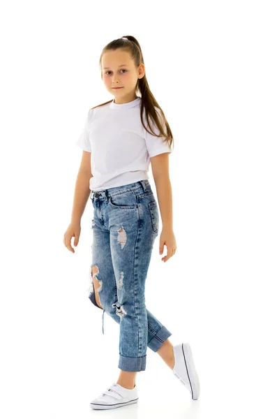 Petite fille dans un T-shirt blanc pur pour la publicité et les jeans. — Photo