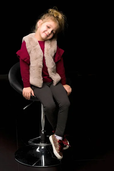 Χαριτωμένο χαμόγελο ξανθό κορίτσι κάθεται σε υψηλή καρέκλα στο στούντιο — Φωτογραφία Αρχείου