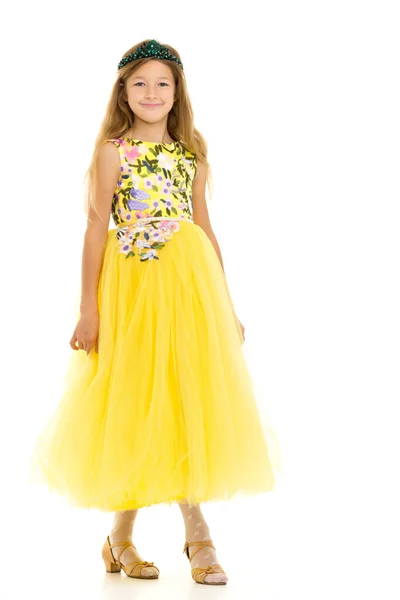 Ένα μικρό κορίτσι σε ένα μακρύ, κομψό φόρεμα μιας πριγκίπισσας. — Φωτογραφία Αρχείου