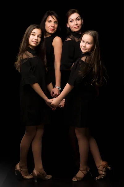 Jeunes, belles mères avec deux filles charmantes. Studio por — Photo