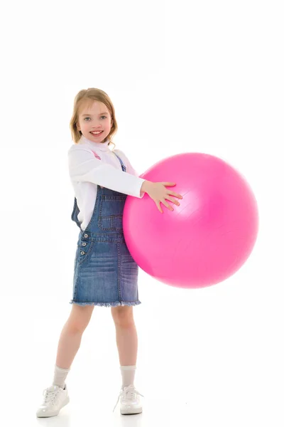 Kleines Mädchen spielt mit großem Ball für Fitness — Stockfoto