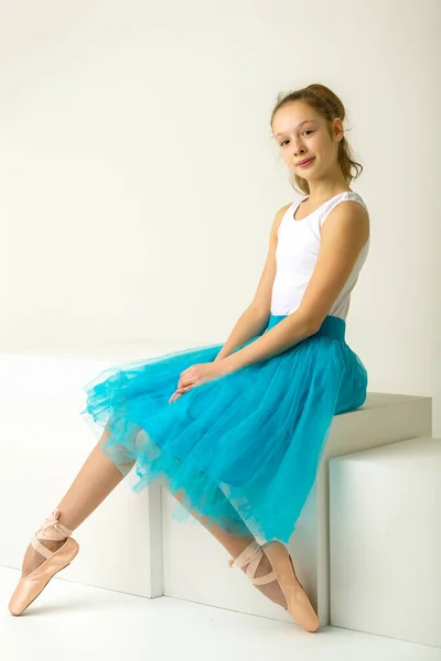 Kız balerin sivri ayakkabılar giyer. Dans konsepti. — Stok fotoğraf