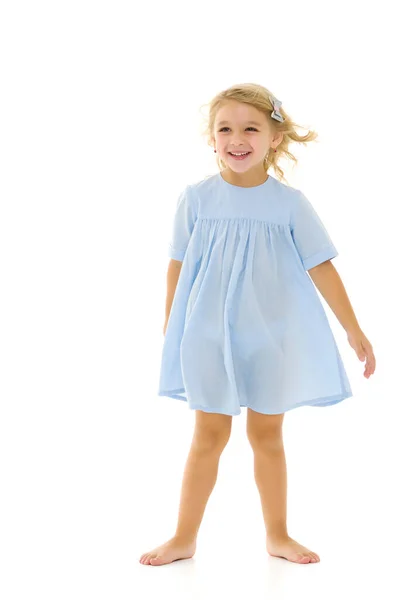 우아 한 드레스를 입은 어린 소녀, 행복 한 어린 시절, 건강 한 생활 방식에 대한 개념. — 스톡 사진