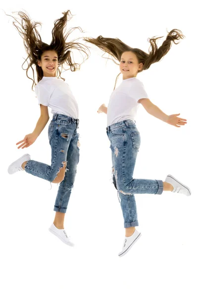 Duas crianças felizes pulando de uma só vez em um fundo branco — Fotografia de Stock