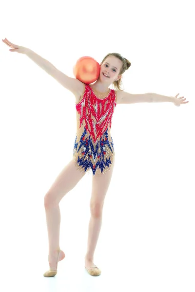 Chica gimnasta realiza ejercicios con la pelota. —  Fotos de Stock