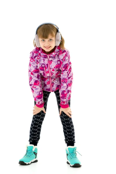 Una niña con auriculares escuchando música. — Foto de Stock