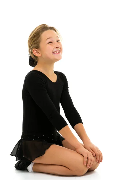 Söt liten flicka gymnast gör sig redo att utföra en svår övning. — Stockfoto