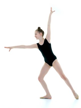 Jimnastikçi egzersizi yapmaya hazırlanıyor..