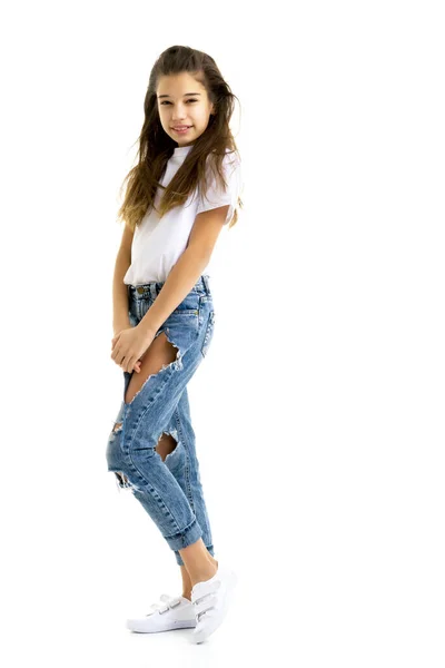 Bella ragazza adolescente in jeans con fori. — Foto Stock