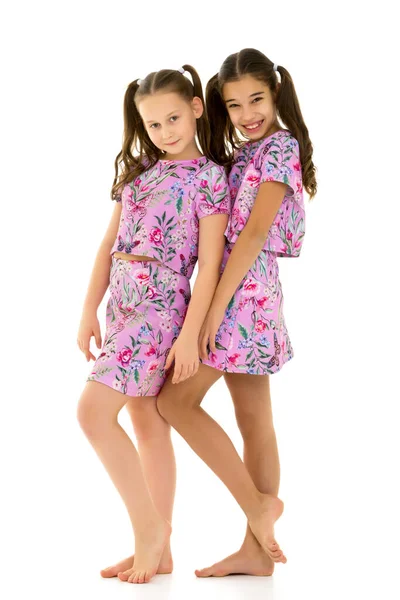 Két aranyos kislány a teljes növekedés — Stock Fotó