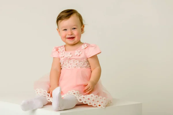 Encantadora niña riendo felizmente en el estudio — Foto de Stock