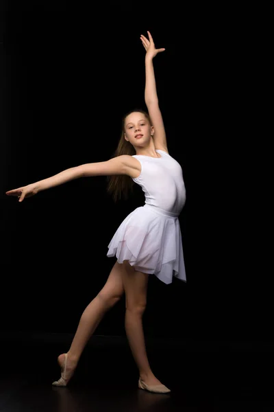 Retrato de longitud completa de una encantadora chica gimnasta en vestido elegante. — Foto de Stock