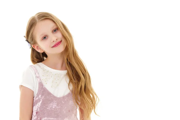 Hermosa niña en un vestido elegante en pleno crecimiento . — Foto de Stock