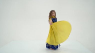 Doğulu Kostümlü Sarışın Kız Kanatlı Göbek Dansı