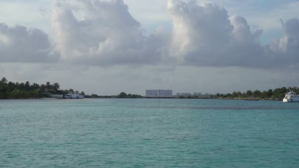 Huvudstaden i Maldiverna, Man, i fjärran kan du se höghus — Stockvideo