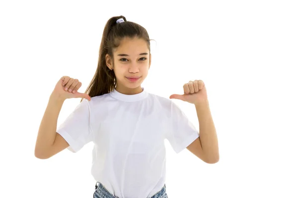 Kleines Mädchen mit weißem T-Shirt für Werbung. — Stockfoto