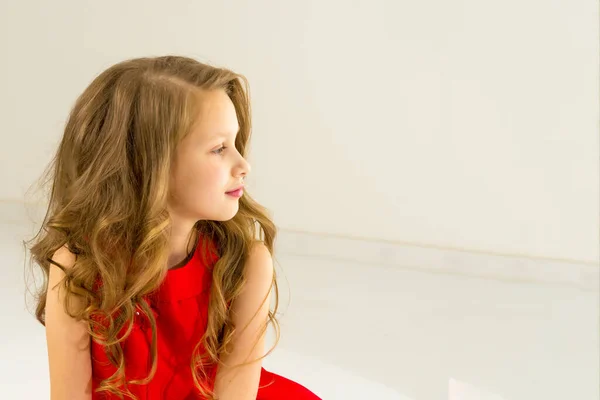 Uma menina em um vestido longo e elegante de uma princesa. — Fotografia de Stock