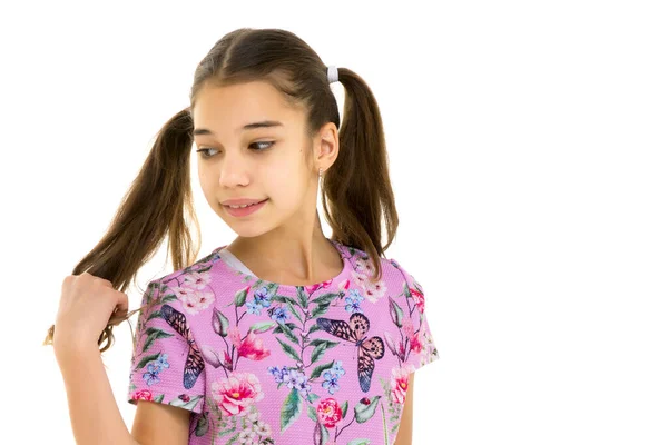 Una bambina si fissa i capelli.Il concetto di stile e moda, persone felici. — Foto Stock