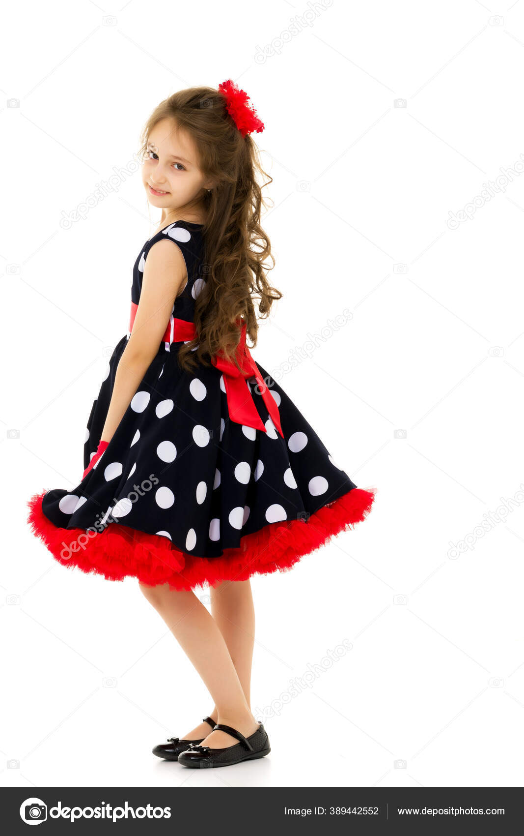 Retrato frontal de niña en vestido de lunares estilo retro — Foto