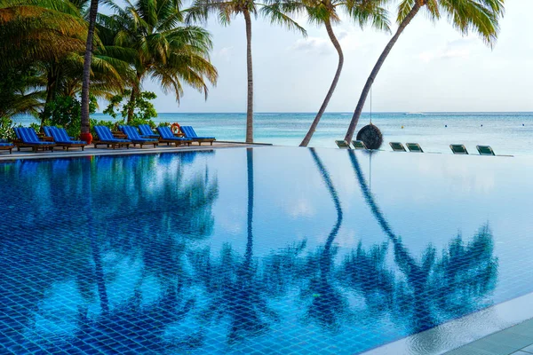 Private oceanfront pool with submerged loungers in a luxury resort in Maldives, Indian Ocean — Stock Photo, Image