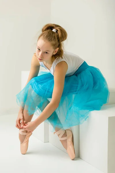 Girl ballerina puts on pointe shoes. The concept of dancing. — Stock Photo, Image