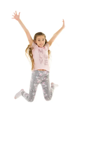 Het kleine meisje springt leuk. Het concept van een goed humeur, zomervakantie. — Stockfoto