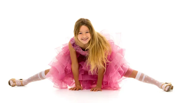 Chica delgada gimnasta haciendo el cordel. El concepto de deporte infantil. —  Fotos de Stock