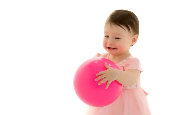 Menina está jogando com uma bola.O conceito de esportes infantis, recreação ao ar livre de verão. — Fotografia de Stock