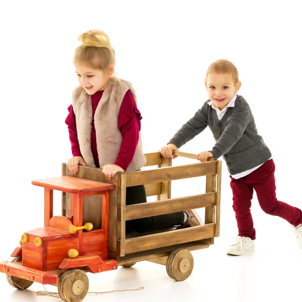 Erkek ve kız kardeş oyuncak bir arabayla oynuyorlar.. — Stok fotoğraf