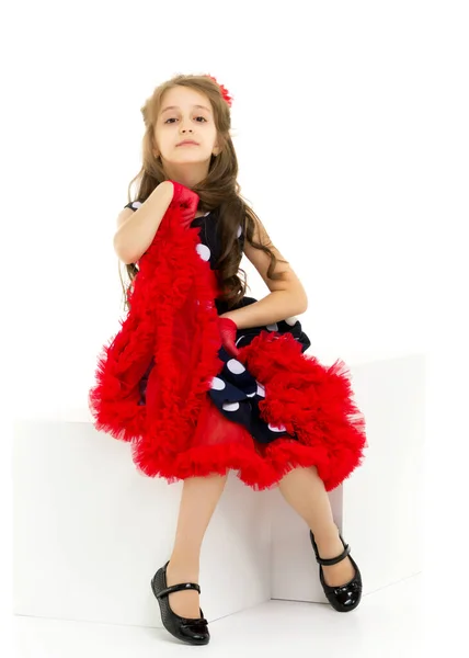 Meisje in Polka Dot jurk, rode handschoenen en boog staande op zoek naar Awa — Stockfoto