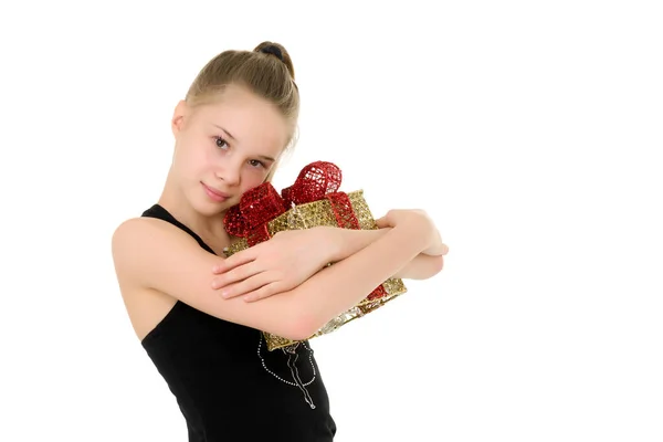 Retrato de la chica rubia de pelo largo sosteniendo la caja de regalo — Foto de Stock