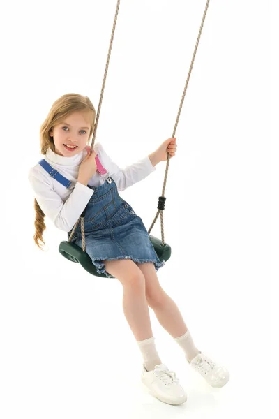 Krásná dospívající školačka houpající se na houpačce. Koncept letní dovolená. — Stock fotografie