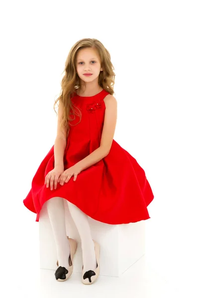 Linda menina loira em vestido vermelho posando na frente da câmera em Stuo. — Fotografia de Stock