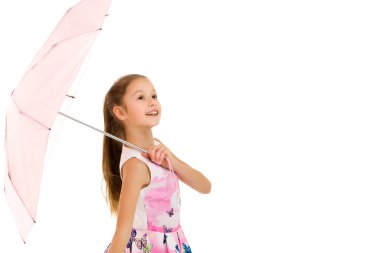 Şemsiyeli küçük kız. Tarz ve moda anlayışı. Beyaz arkaplanda izole.
