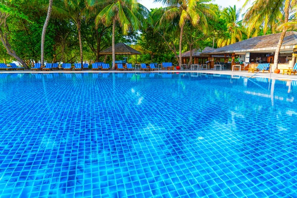 Private oceanfront pool with submerged loungers in a luxury resort in Maldives, Indian Ocean — Stock Photo, Image