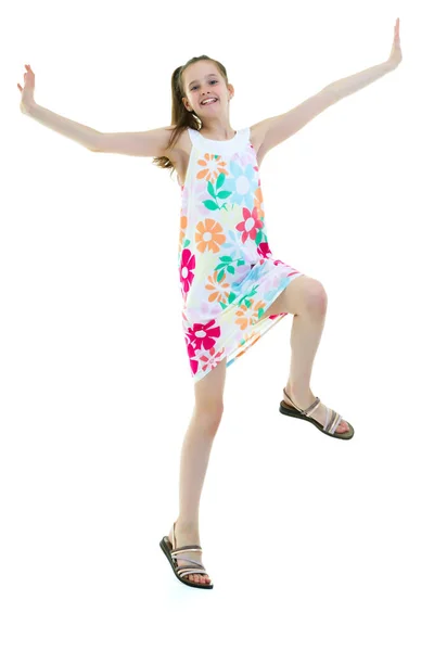 Mała dziewczynka skacze. Koncepcja szczęśliwego dzieciństwa, na zewnątrz — Zdjęcie stockowe