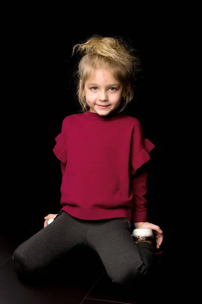 Piękna dziewczyna w bluzie i czarne legginsy uśmiecha się do kamery — Zdjęcie stockowe
