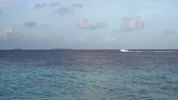 Un petit bateau à moteur blanc nage devant la caméra, une belle vue — Video