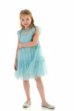 Hafif bir yaz elbisesi içinde şirin küçük bir kız..