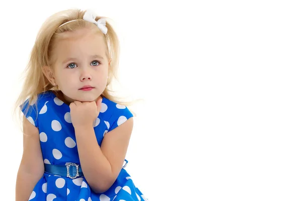 La bambina pensa. Isolata su sfondo bianco. — Foto Stock