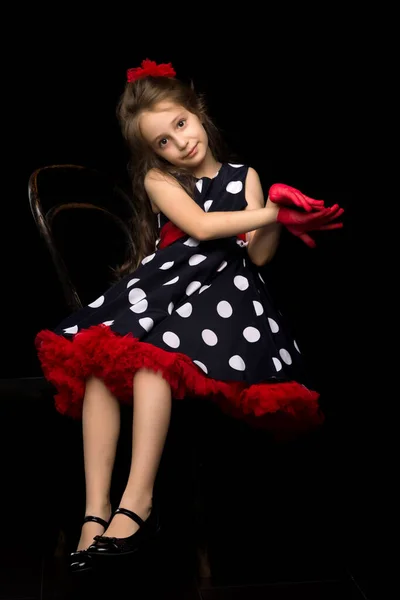 Porträtt av söt flicka klädd blå Polka Dot Dress — Stockfoto