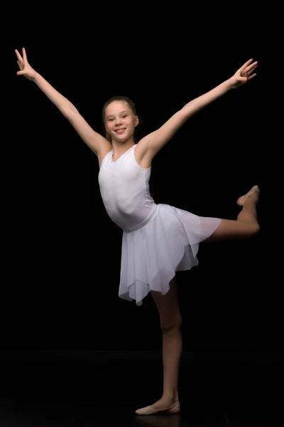 Retrato de comprimento total de uma menina ginasta encantadora em vestido elegante. — Fotografia de Stock