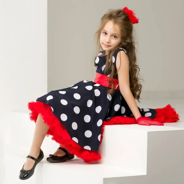 Uroczy Coquettish Girl pozowanie w Retro Fashion Dress w studio — Zdjęcie stockowe