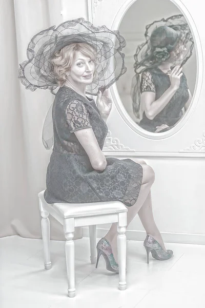Retro retrato de una hermosa mujer al lado del espejo. Styl Vintage —  Fotos de Stock